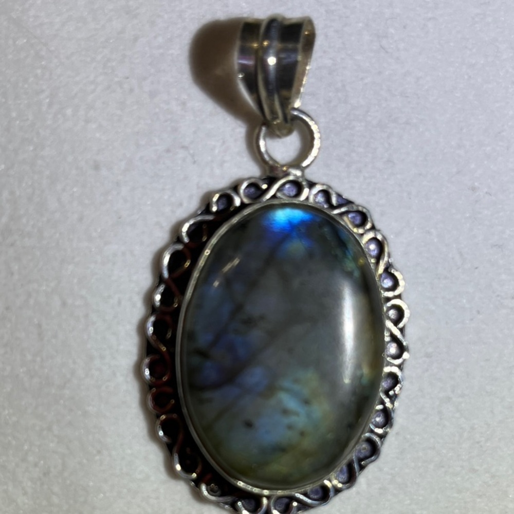 Elegant Sterling Silver and Labradorite Pendant Necklace - Picture 3 of 5